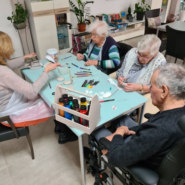 Bastelstunde in der Tagespflege